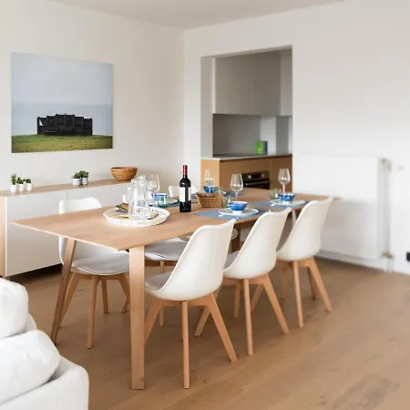 Modern & Spacious Near In Apartment